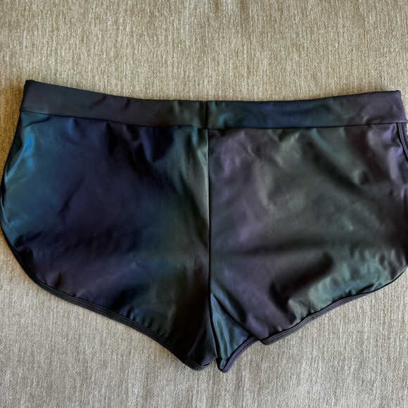 Men’s Full Reflective Short Shorts - Picture 2 of 3